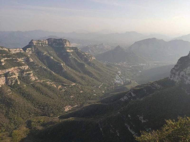 勇往直前 永不(bù)停歇 ——抱犢寨爬山(shān)記